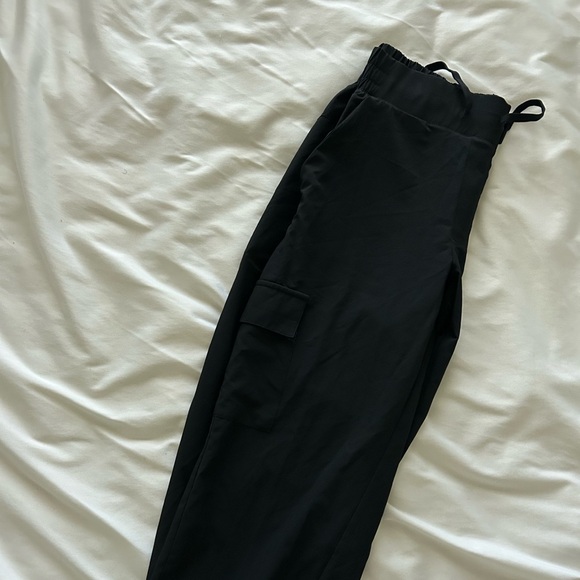 LIKE NEW All in Motion Women's Active Light Mid-Rise Cargo Joggers - Picture 7 of 8